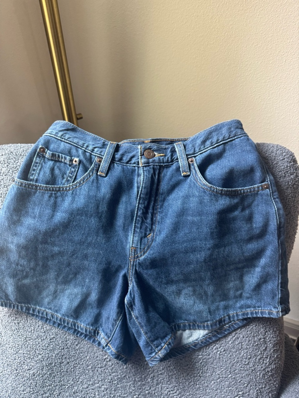 Levi’s Cinch High-Rise Women’s Shorts in Dark Blue - Picture 2 of 4
